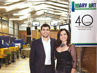 Glaston faz homenagem a Mary Art na revista Vidroplano