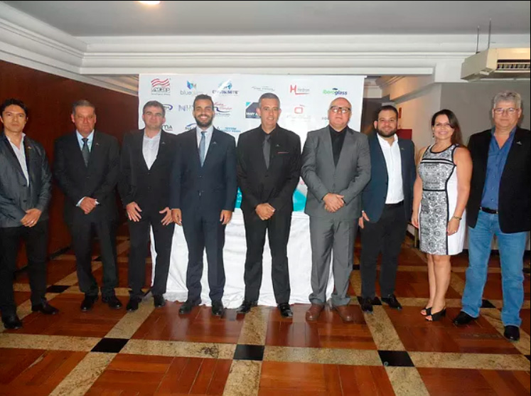 Cerimônia de posse da nova diretoria da Adivipar reúne representantes do setor vidreiro de todo o país